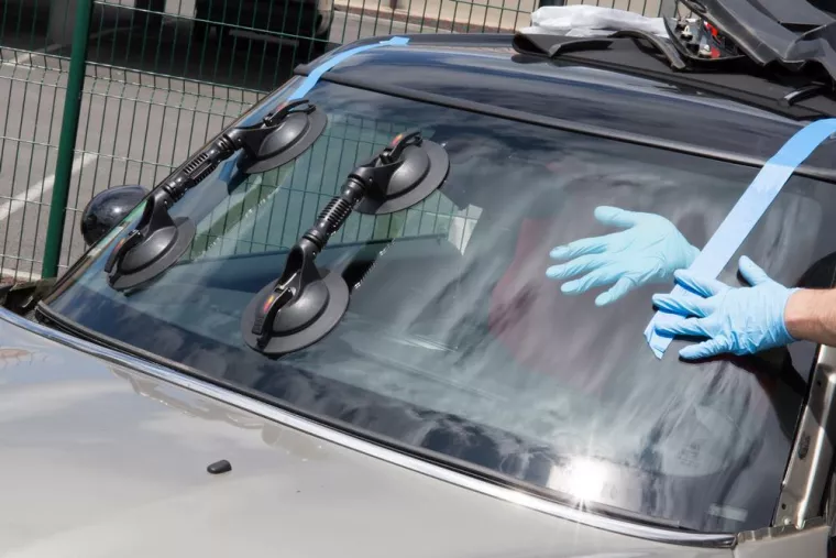 Injection de résine spéciale dans fissure pare-brise, Castelnaudary, Lechartier Services Autos